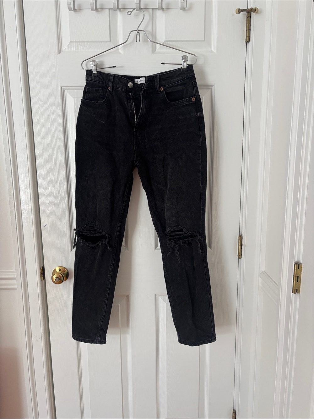 NEVER WORN Black Distressed High-Rise Women’s Jeans